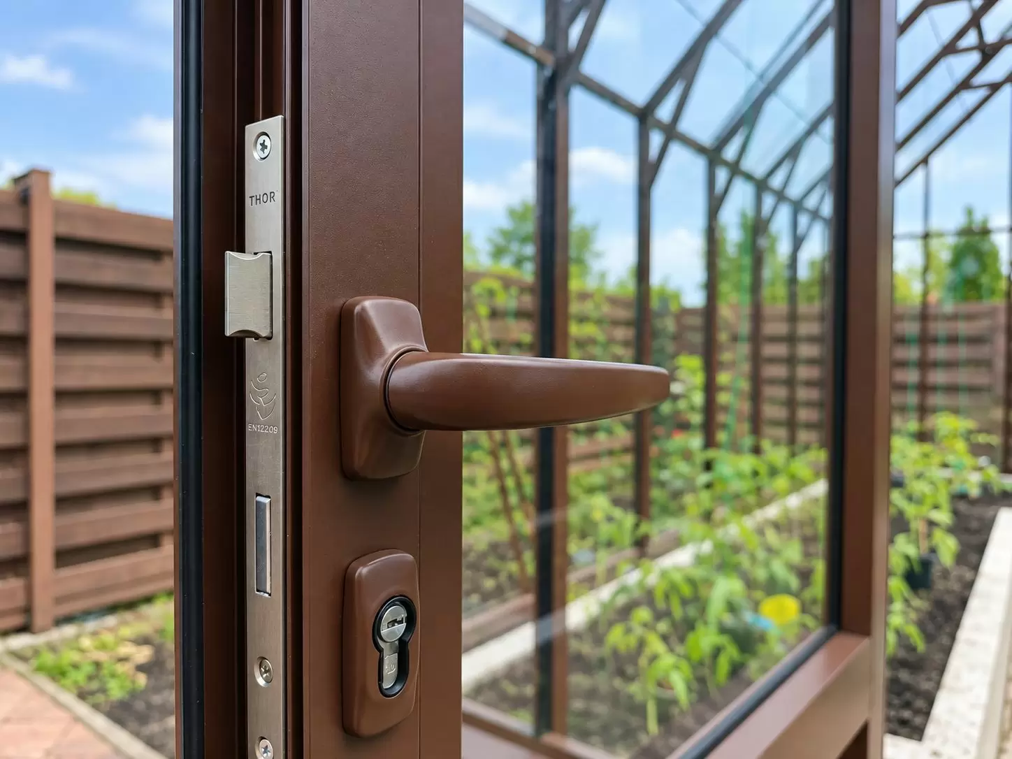 Английская теплица Ornamental Premium® на участке